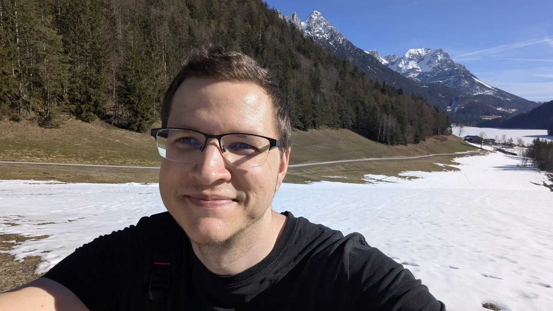 Marco Ertl draußen in den Bergen als Bild für Alltag, Energie und persönliche Perspektive auf Rheuma.